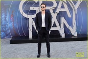 chris-evans-ana-de-armas-ryan-gosling-gray-man-premiere-08.jpg