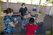 leighton-meester-adam-brody-feeding-america-volunteer-12.jpg