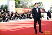 colin-farrell-brendan-gleeson-banshee-premiere-photo-call-venice-11.jpg