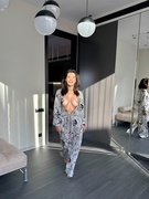 https://thumbs4.imagebam.com/e5/2a/24/ME1CVFH7_t.jpg