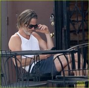 chris-pine-spotted-in-tank-top-and-shorts-12.jpg