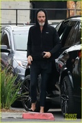 chris-pine-sports-all-black-outfit-for-afternoon-meeting-10.jpg