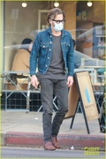 chris-pine-stays-safe-while-out-picking-up-his-coffee-05.jpg