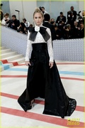 emily-blunt-sienna-miller-met-gala-together-pics-20.jpg