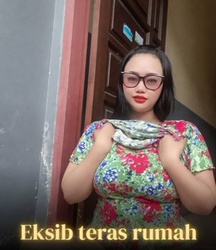 Eksib di teras rumah