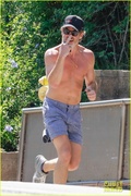 chris-pine-shirtless-run-02.jpg