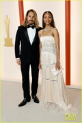 zoe-saldana-sigourney-weaver-oscars-11.jpg