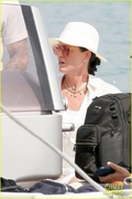 katy-perry-orlando-bloom-boat-ride-friends-in-south-of-france-59.jpg