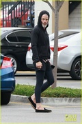 chris-pine-sports-all-black-outfit-for-afternoon-meeting-09.jpg