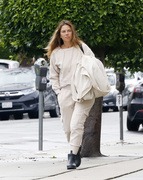 Maria Menounos - Is spotted at the tailoring shop for a pick up and drop off in Los Angeles 02/07/2024