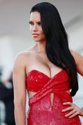 Adriana+Lima+Madres+Paralelas+Red+Carpet+Opening+jjcoLvi5tXYx.jpg