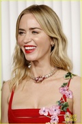 emily-blunt-john-krasinski-cute-moments-sag-awards-01.jpg
