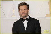 jamie-dornan-amelia-warner-oscasr-2022-06.jpg