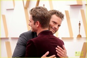 jamie-dornan-andrew-garfield-oscars-red-carpet-moment-06.jpg