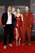 Gal+Gadot+World+Premiere+Netflix+Red+Notice+BrSoKQrOm0Dx.jpg