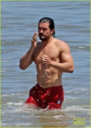 orlando-bloom-shows-off-fit-physique-at-the-beach-05.jpg