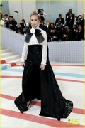 emily-blunt-sienna-miller-met-gala-together-pics-01.jpg