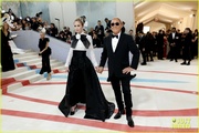 emily-blunt-sienna-miller-met-gala-together-pics-09.jpg