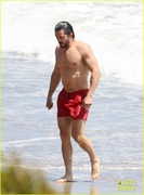 orlando-bloom-shows-off-fit-physique-at-the-beach-20.jpg