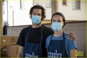 leighton-meester-adam-brody-feeding-america-volunteer-01.jpg