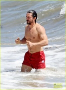 orlando-bloom-shows-off-fit-physique-at-the-beach-14.jpg