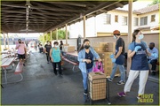 leighton-meester-adam-brody-feeding-america-volunteer-06.jpg