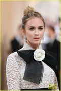 emily-blunt-sienna-miller-met-gala-together-pics-19.jpg