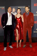 Gal+Gadot+World+Premiere+Netflix+Red+Notice+vDUtTmnZydQx.jpg