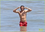 orlando-bloom-shows-off-fit-physique-at-the-beach-26.jpg