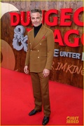 chris-pine-hugh-grant-rege-jean-page-dungeons-dragons-berlin-17.jpg