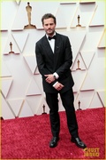 jamie-dornan-andrew-garfield-oscars-red-carpet-moment-14.jpg