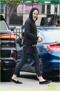 chris-pine-sports-all-black-outfit-for-afternoon-meeting-01.jpg