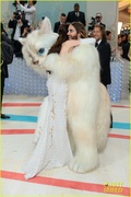 anne-hathaway-valentino-look-met-gala-08.jpg