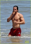 orlando-bloom-shows-off-fit-physique-at-the-beach-32 (1).jpg