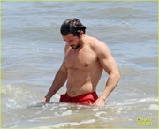orlando-bloom-shows-off-fit-physique-at-the-beach-09.jpg