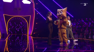 verona-pooth-hammer-dekollet-in-see-through-outfit-the-masked-singer
