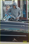 chris-pine-scruffy-picking-up-coffee-14.jpg